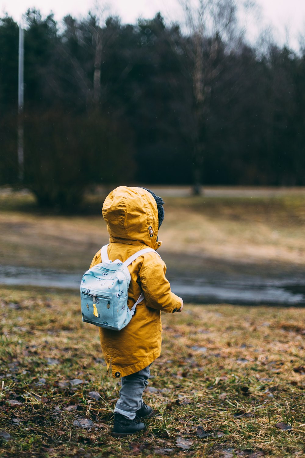 Jeune enfant faisant ses premiers pas