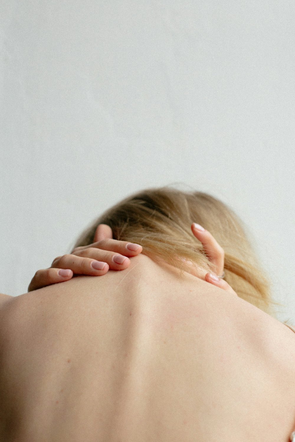 Personne se massant la nuque, vue de dos